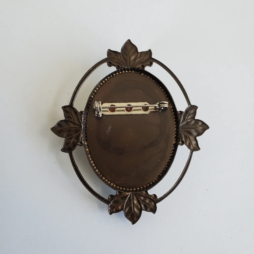 Vintage Resin Cameo In Ornate Frame Brooch - Picture 3 of 5